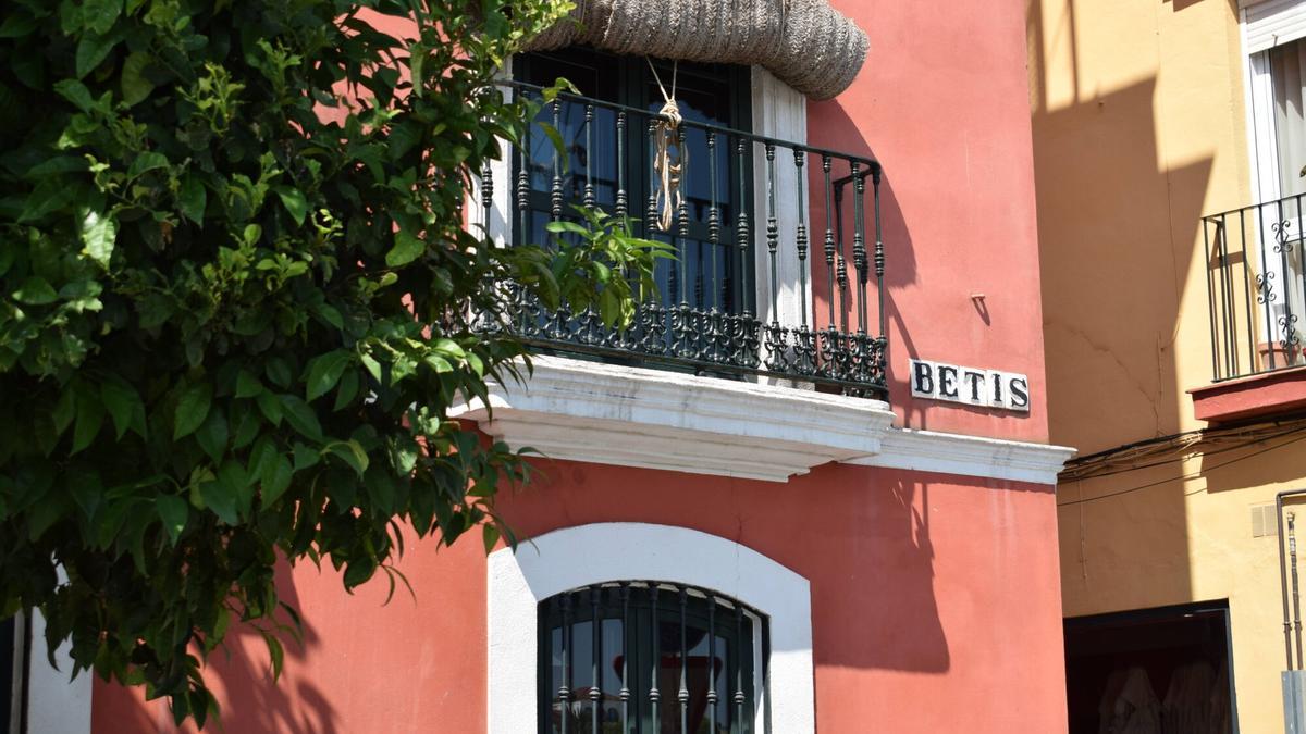 Calle Betis, en el barrio de Triana junto al río Guadalquivir a su paso por Sevilla