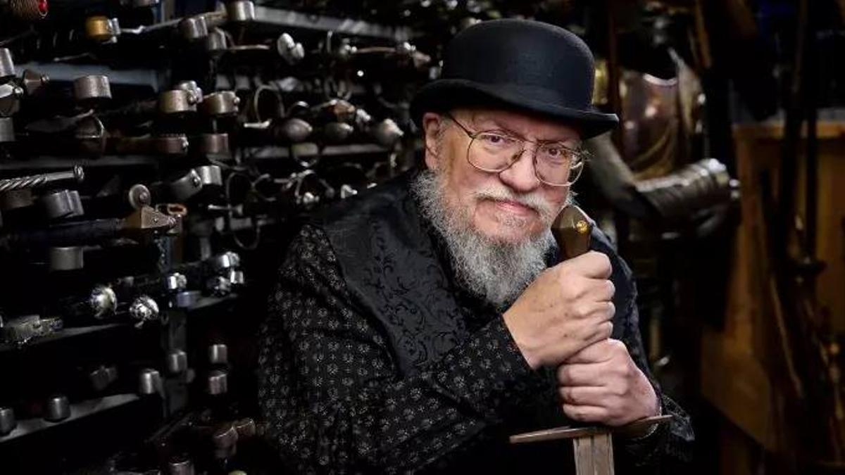 George Martin posa amb una espasa en una imatge promocional de The Mad King, obra de teatre basada en les seves novel·les