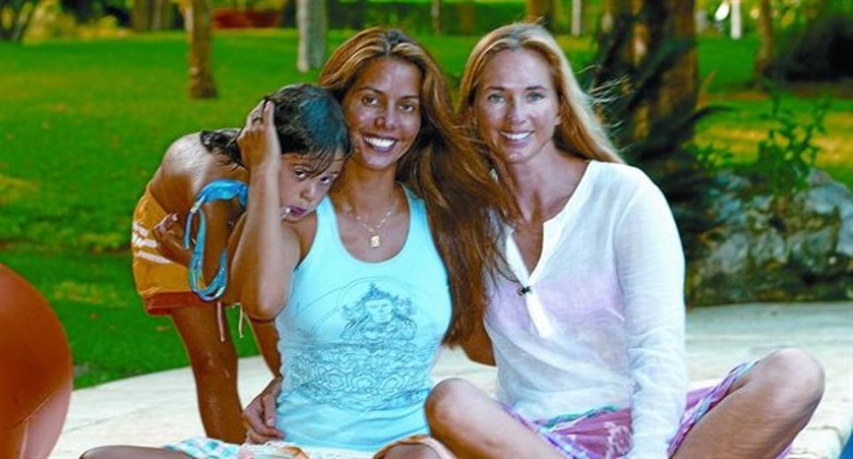 DE NENA A DONA 3 A l’esquerra, Julio Iglesias i Vaitiare, en una de les fotos més publicades de la relació. Al costat, la tahitiana quan era petita. A dalt, amb el seu fill i Miranda, la dona del cantant. A sota, amb la sevamare i germans. DE NENA A DONA 3 A l’esquerra, Julio Iglesias i Vaitiare, en una de les fotos més publicades de la relació. Al costat, la tahitiana quan era petita. A dalt, amb el seu fill i Miranda, la dona del cantant. A sota, amb la sevamare i germans.