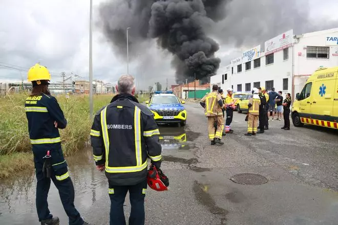 Un incendio en una empresa en el polígono Sur de Tarragona provoca una gran columna de humo