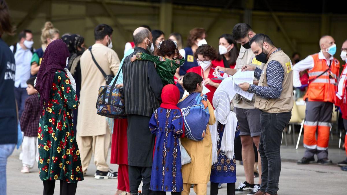 Refugiados afganos a su llegada a la base aérea de Torrejón de Ardoz, en agosto de 2021.