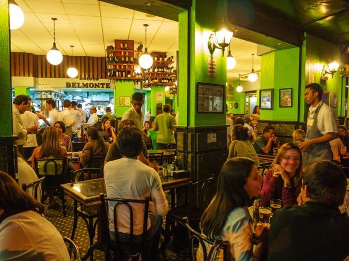 Ambiente en un bar de Copacabana.