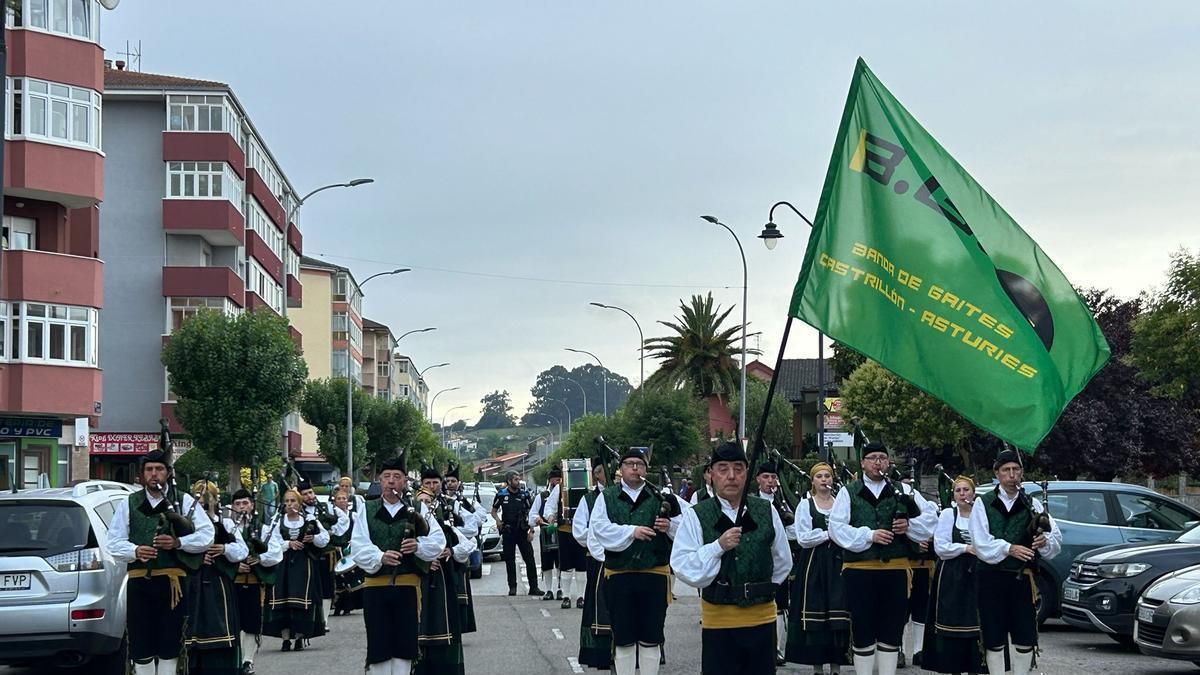 EN IMÁGENES: El XXII Encuentro de Bandas de Gaitas de Castrillón desborda Piedras Blancas