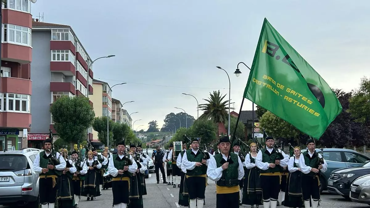Asturias y Galicia se abrazan al ritmo de las gaitas en Castrillón