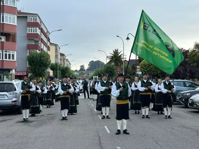 EN IMÁGENES: El XXII Encuentro de Bandas de Gaitas de Castrillón desborda Piedras Blancas