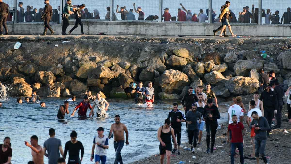 Migrantes cruzan desde Marruecos a España por el enclave de Ceuta.
