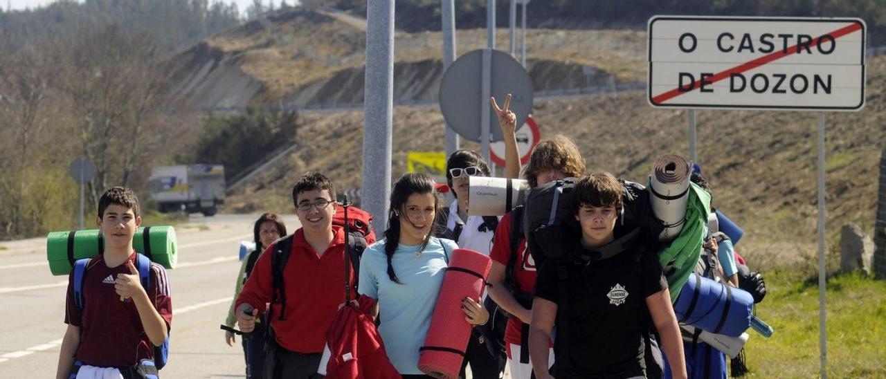 Un grupo de jóvenes peregrinos a su paso por Dozón. |   // BERNABÉ/JAVIER LALÍN