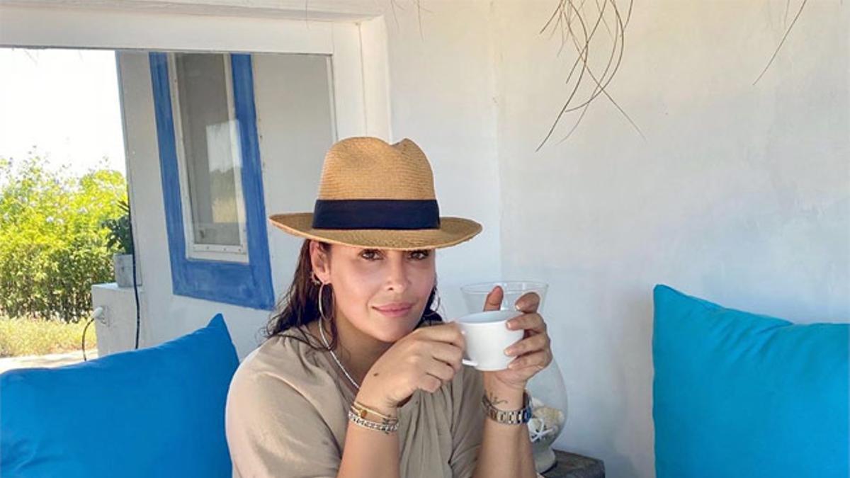 Vicky Martín Berrocal combina su vestido tostado de Zara con un sombrero y sandalias planas para el verano