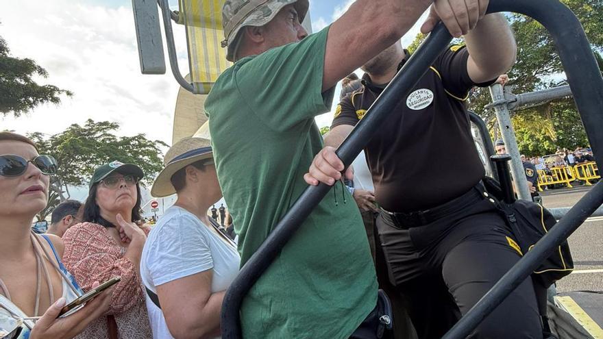 Momentos de tensión para hacerse con una localidad en la grada reservada al público de Santa Cruz de Tenerife por el Día de las Fuerzas Armadas