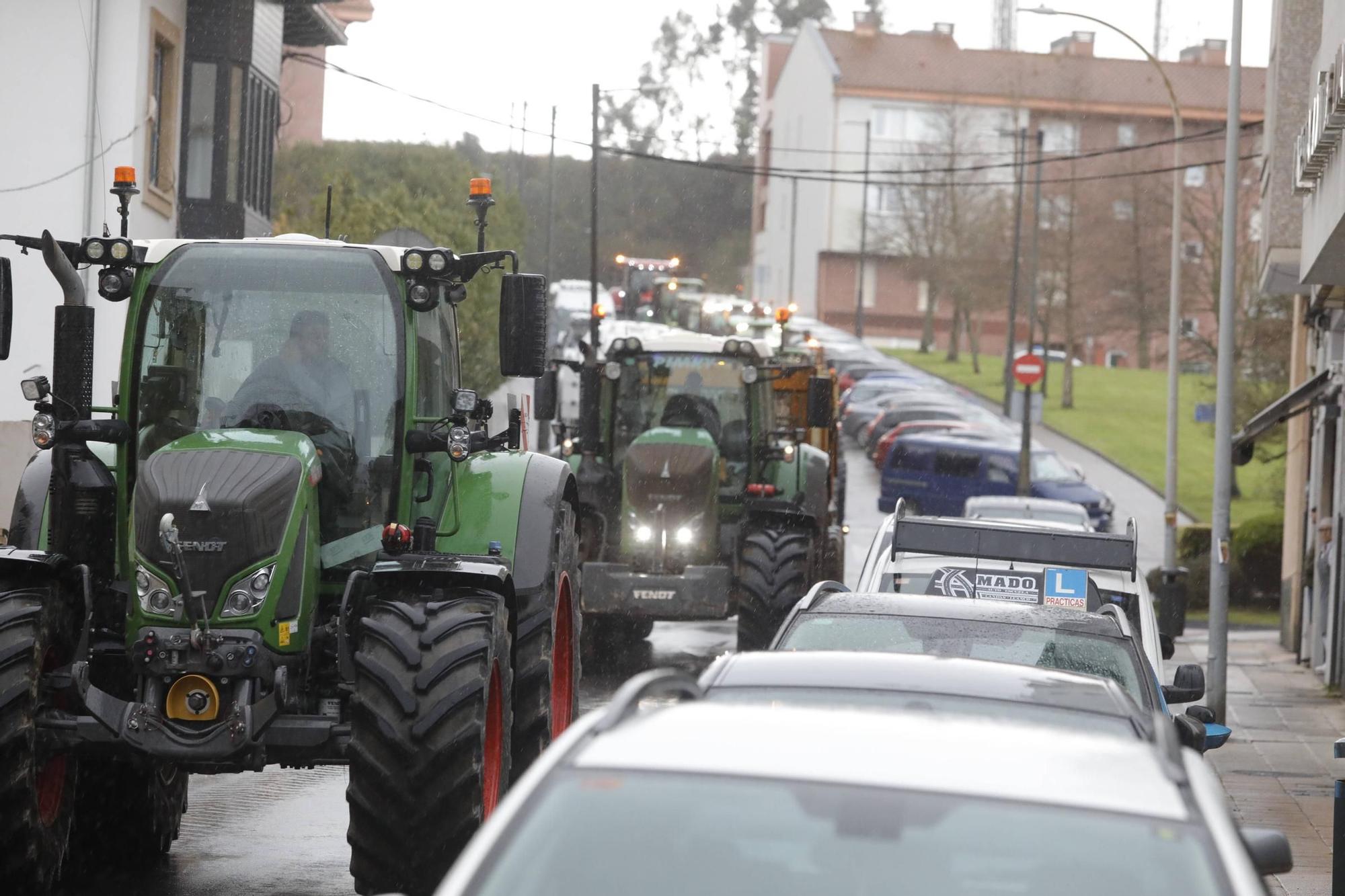 EN IMÁGENES: Los ganaderos toman con sus tractores la villa de Luanco