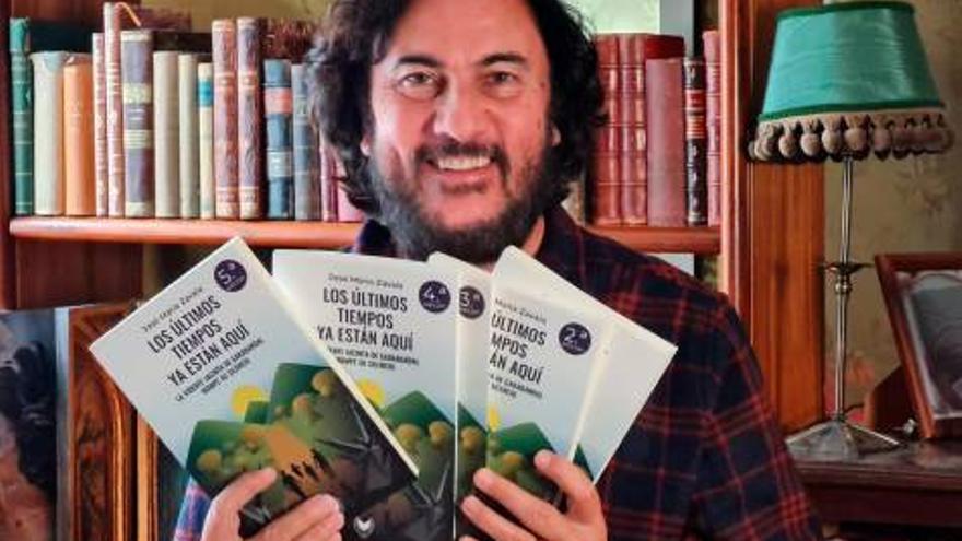 José María Zavala posa con las cinco ediciones de su libro.