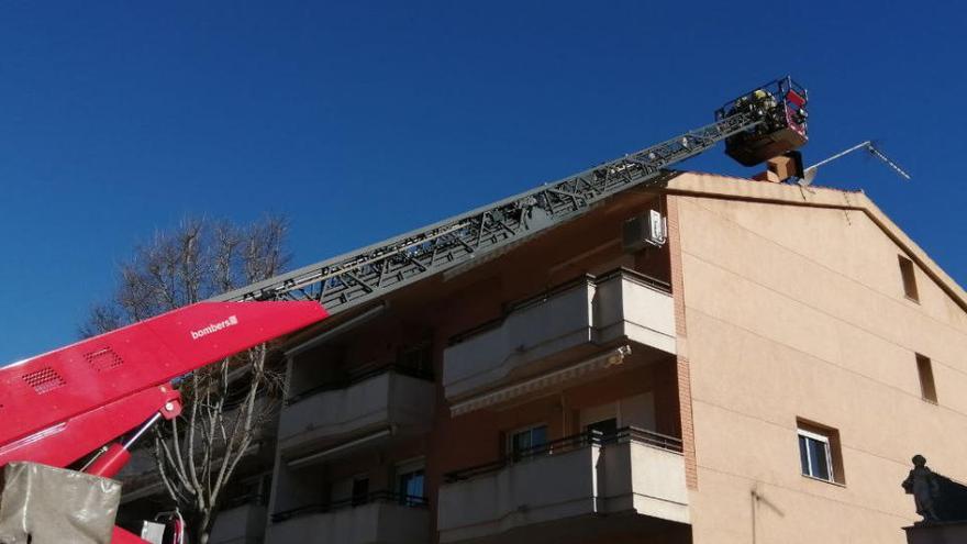 Els Bombers, treballant en una xemeneia a punt de caure a Olesa de Montserrat