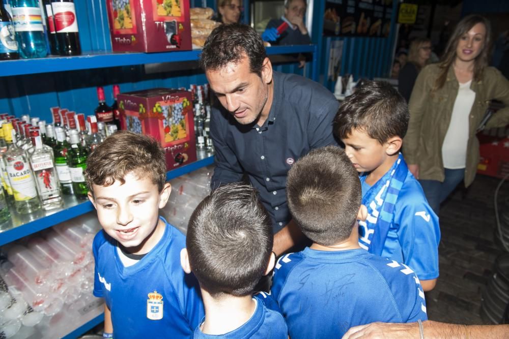 Jugadores del Real Oviedo visitan el chiringuito de la APARO en San Mateo