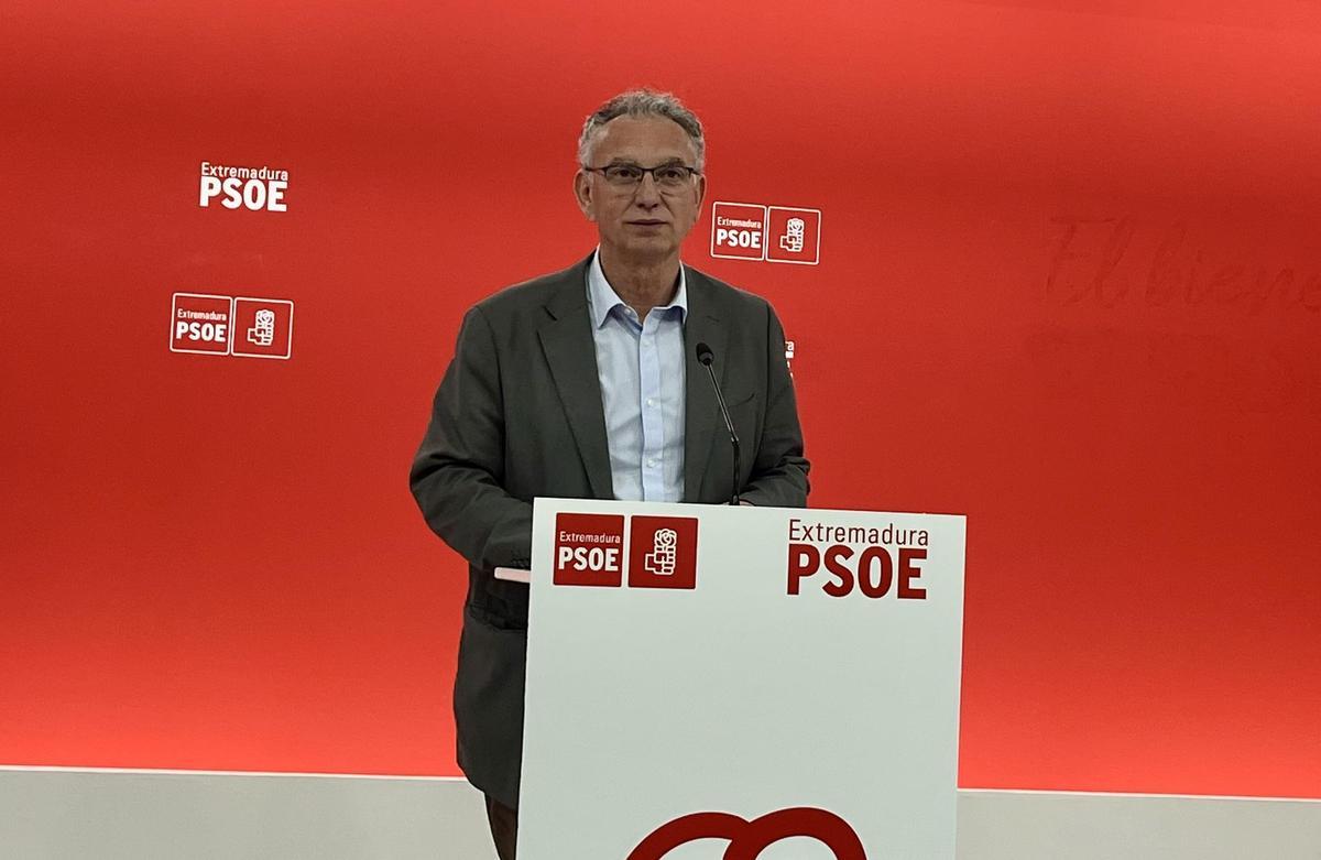 El presidente de la Gestora del PSOE, José Luis Quintana, este lunes en Mérida.