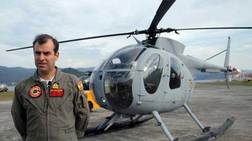 Jorge Touza, jefe de la Sexta Escuadrilla, al lado de uno de los helicópteros que pilota. // Noé Parga