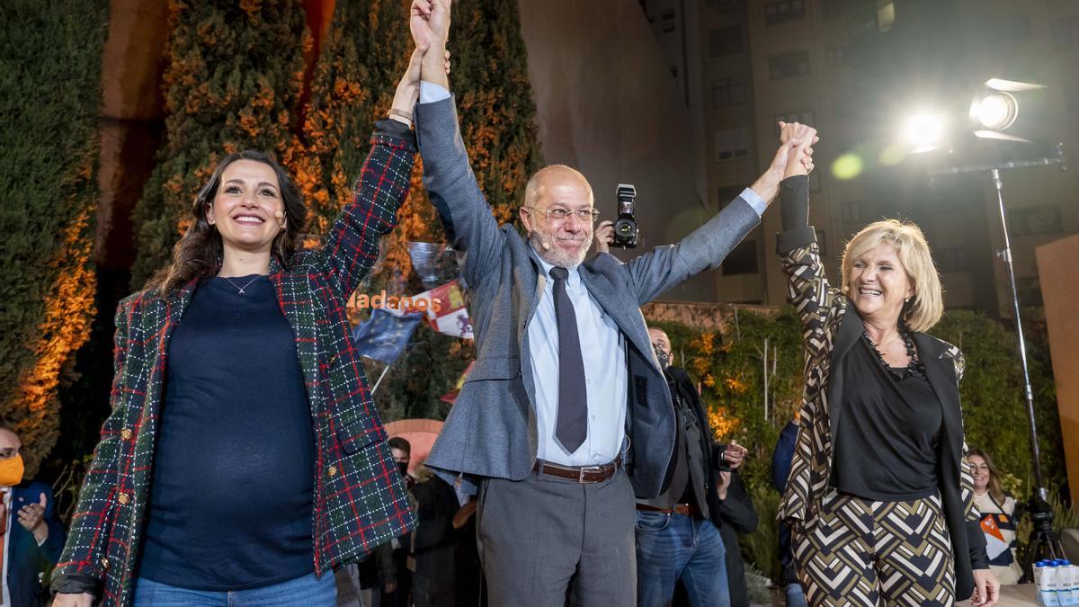 El candidato a la presidencia de la Junta de Castilla y León por Ciudadanos, Francisco Igea, y la presidenta de Ciudadanos, Inés Arrimadas, junto a Verónica Casado, en el acto de cierre de campaña.