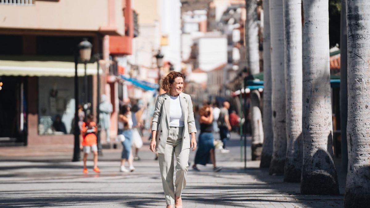 Angélica Padilla camina por una céntrica calle de la capital colombina.