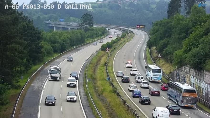 EN IMÁGENES: Un coche en llamas obliga a corta la autopista &quot;Y&quot; a la altura de Robledo (Llanera)