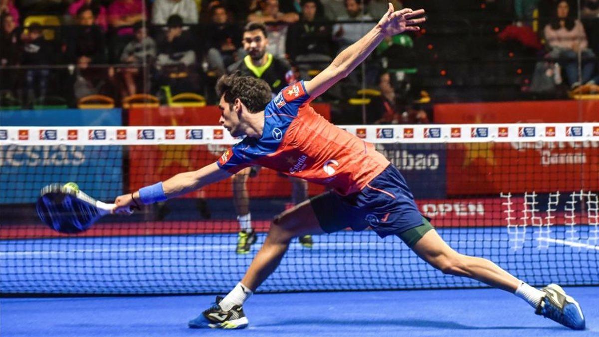 El argentino Franco Stupaczuk golpea una bola durante la semifinal masculina del Bilbao Open de padel 2018