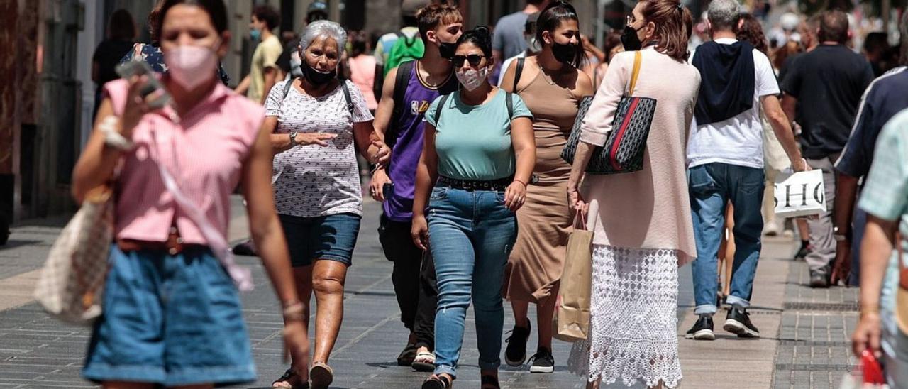 Una mañana laboral con centenares de personas en la calle Castillo, la arteria comercial de Santa Cruz de Tenerife. | | MARÍA PISACA