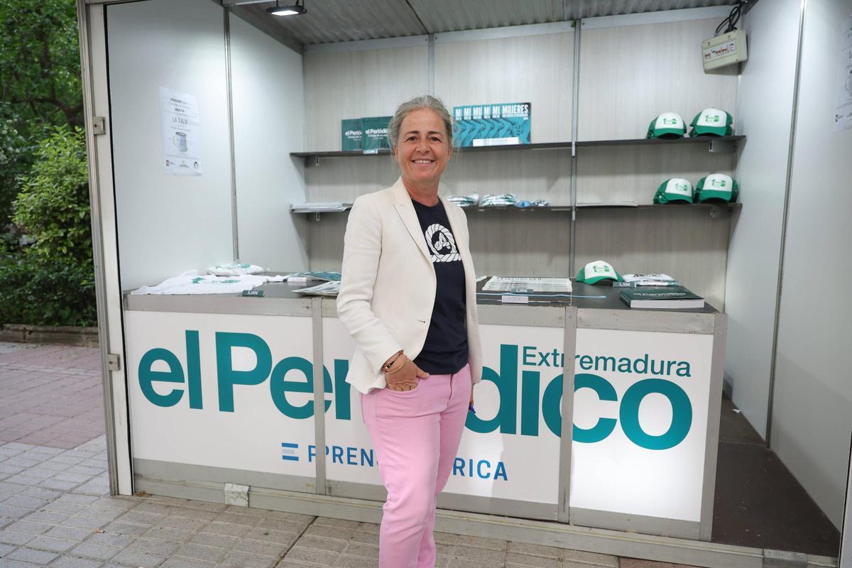 Alicia Vallina, en la caseta de El Periódico Extremadura en la Feria del Libro de Cáceres.