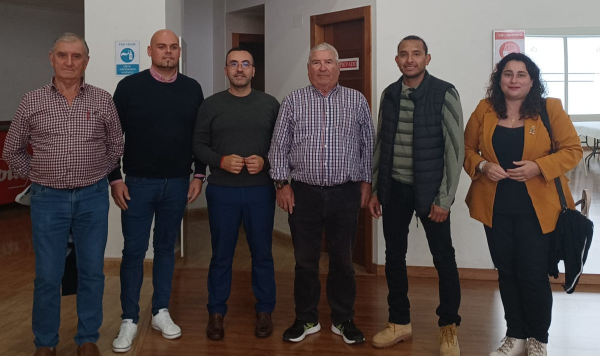 En su visita al barrio del Hospital, el alcalde Benlloch y la concejala Caravaca también han hablado con integrantes de la directiva de la asociación de vecinos.