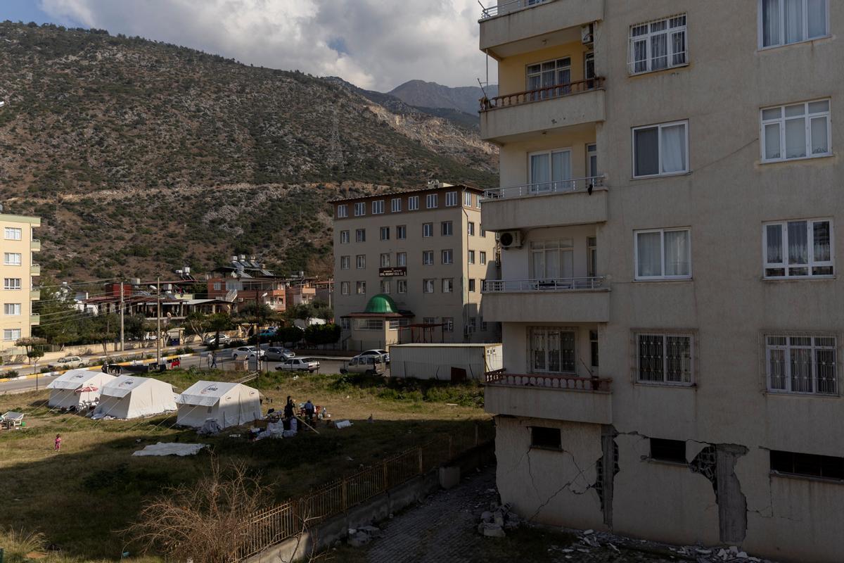 Vivir en un tren: la única salida de muchas familias tras el terremoto en Turquía