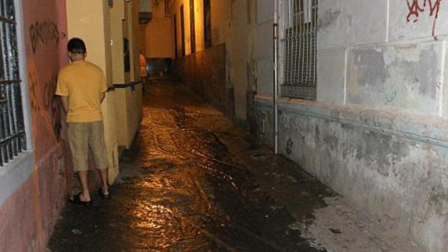 Una persona orina en una calle, en una foto de archivo.