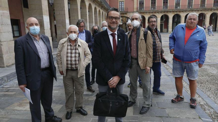 En primer plano, Javier Calzadilla junto a extrabajadores de Naval Gijón. | Marcos León