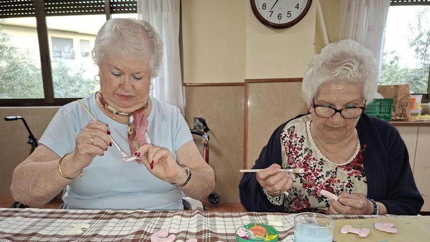 Manos sabias y mucha ilusión: así es el Mercadillo Solidario de la Residencia Virgen de la Soledad en Badajoz