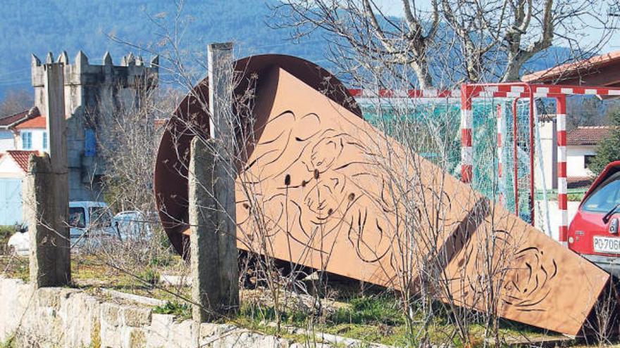 La fuente piramidal, de seis metros de altura, tirada en el aparcamiento del Pazo de Pousadouro, en Redondela.  // FdV