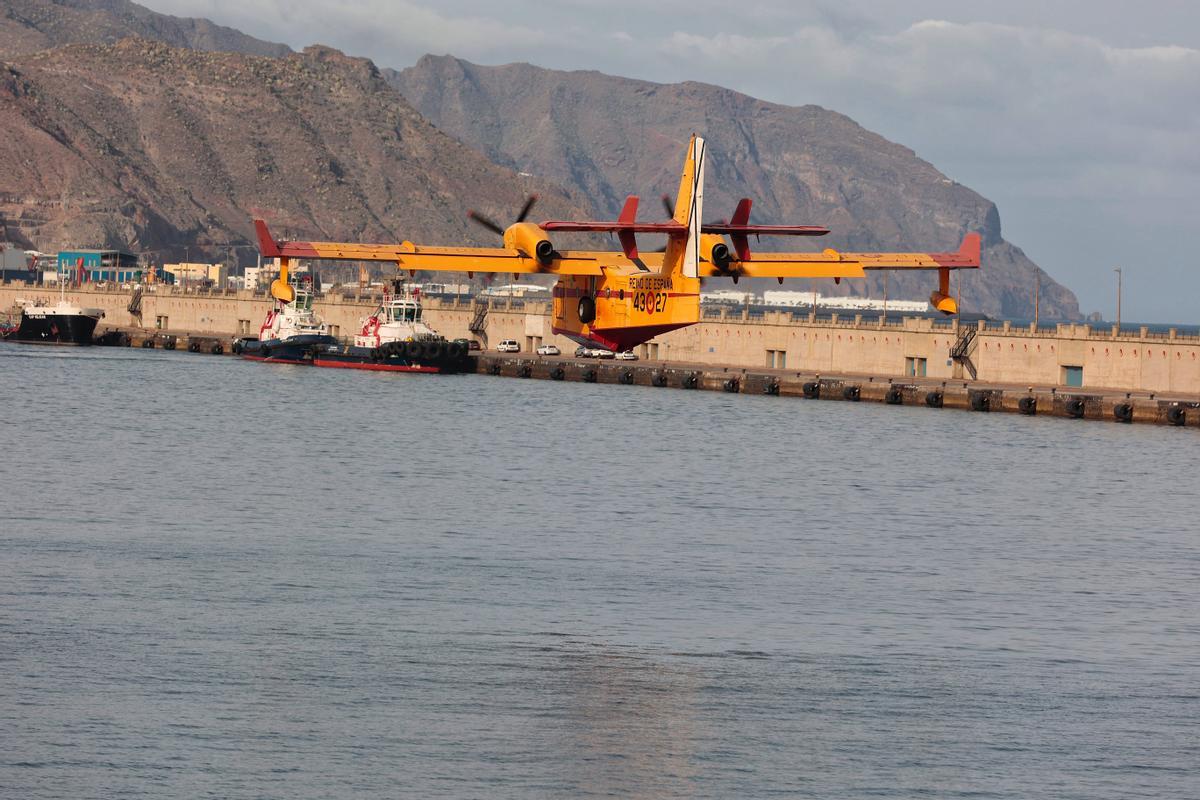 Uno de los hidroaviones del Grupo 43 carga agua en el Puerto de Santa Cruz para luego descargarla sobre las llamas.