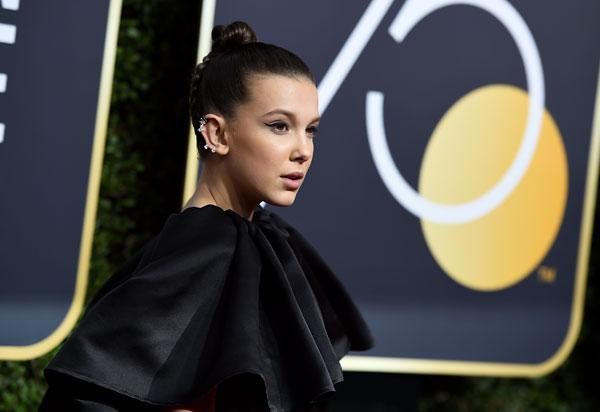 Globos de Oro 2018: detalle del look de Millie Bobby Brown firmado por Calvin Klein