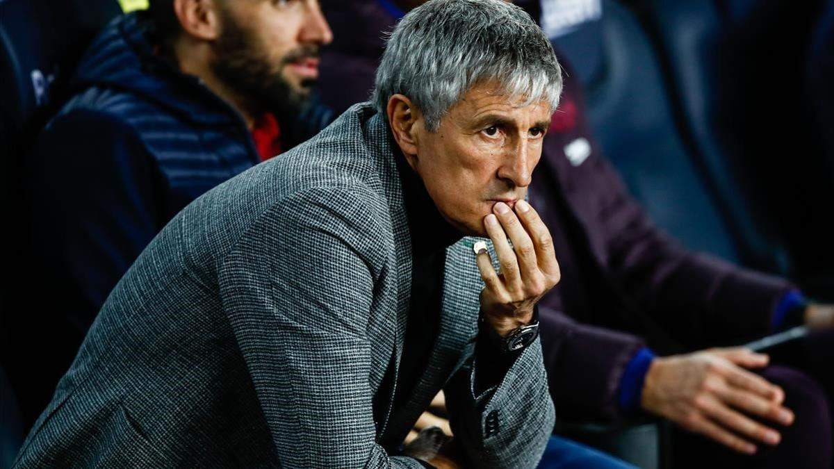 Quique Setién, en el banquillo del Camp Nou.