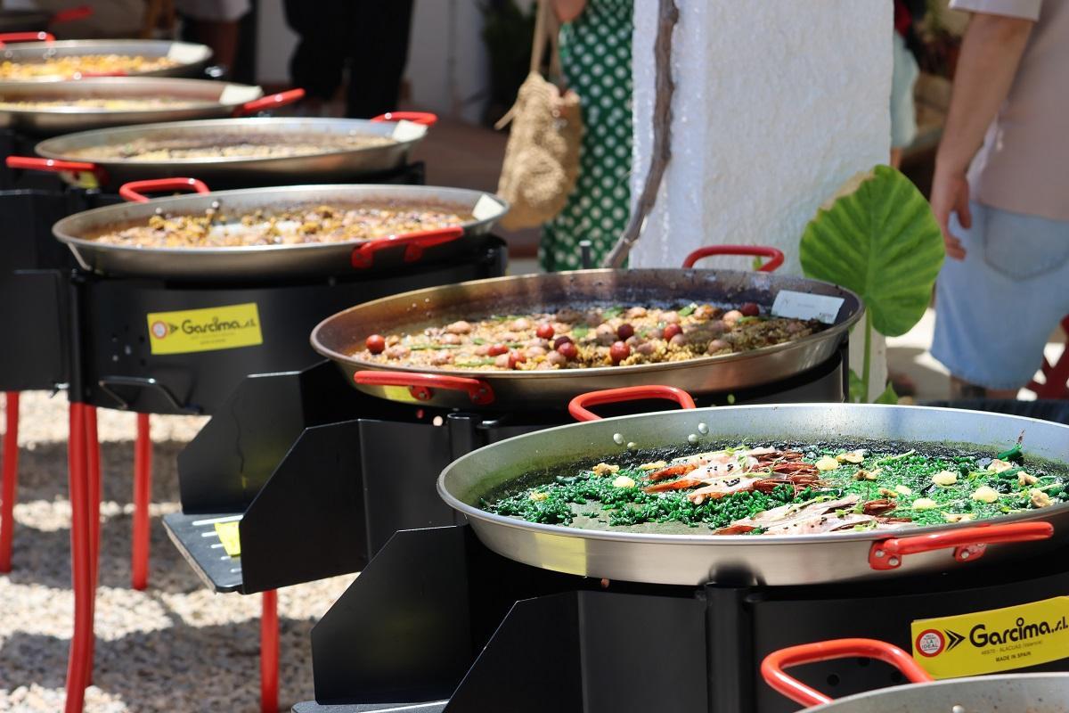 Varias de las paellas participantes.