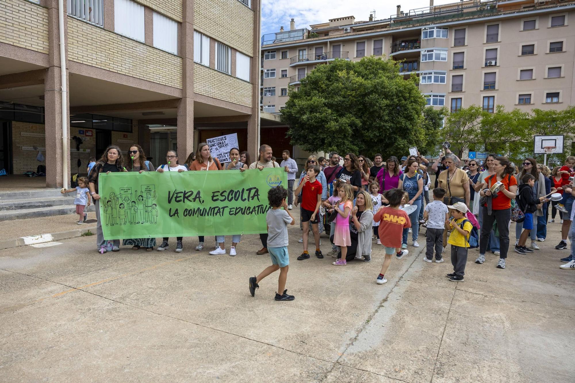 Más de un centenar de personas participan en la cacerolada contra la ampliación del CEIP Pràctiques de Palma propuesta por Educación
