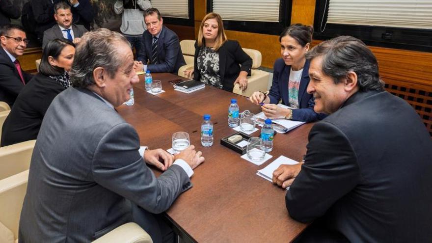 Nicanor García y el presidente del Principado, Javier Fernández, en primer término, durante la reunión de esta mañana.