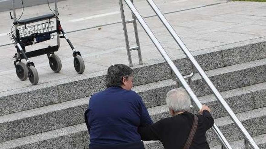 Una auxiliar de ayuda en el hogar con una mujer dependiente.