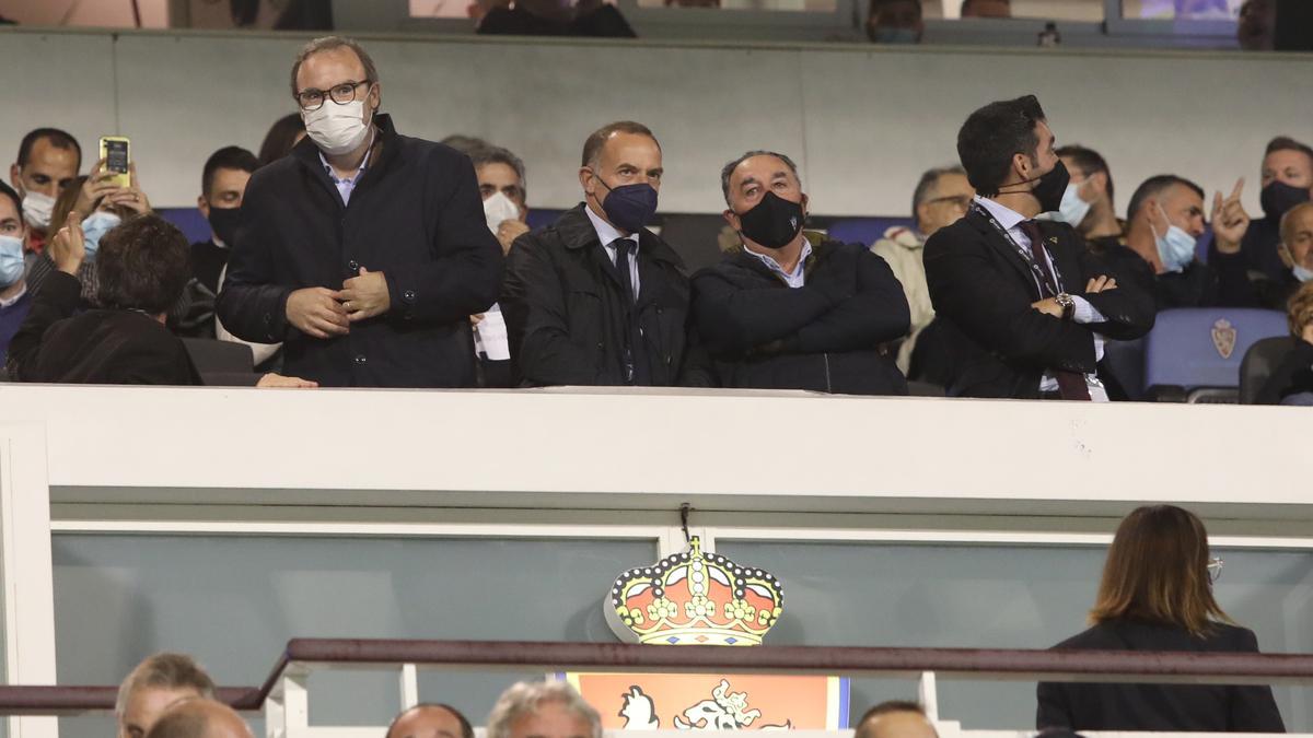 El vicepresidente y consejero delegado, Fernando Sainz de Varanda, y el presidente, Christian Lapetra, en el palco el domingo.a