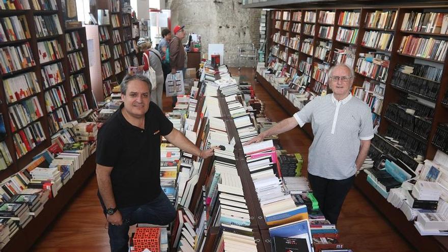 Jesús Otaola y Paco Puche, en la librería Proteo, este año
