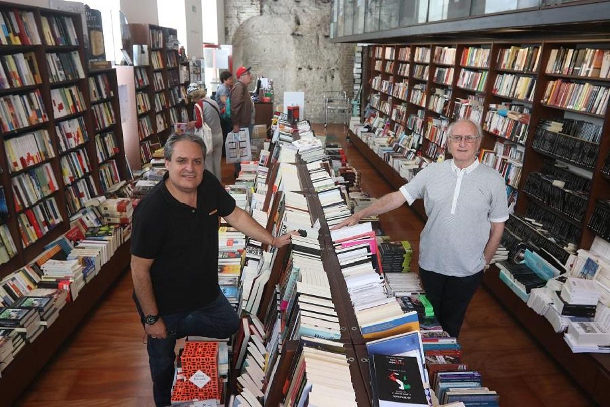 Jesús Otaola y Paco Puche, en la librería Proteo, este año