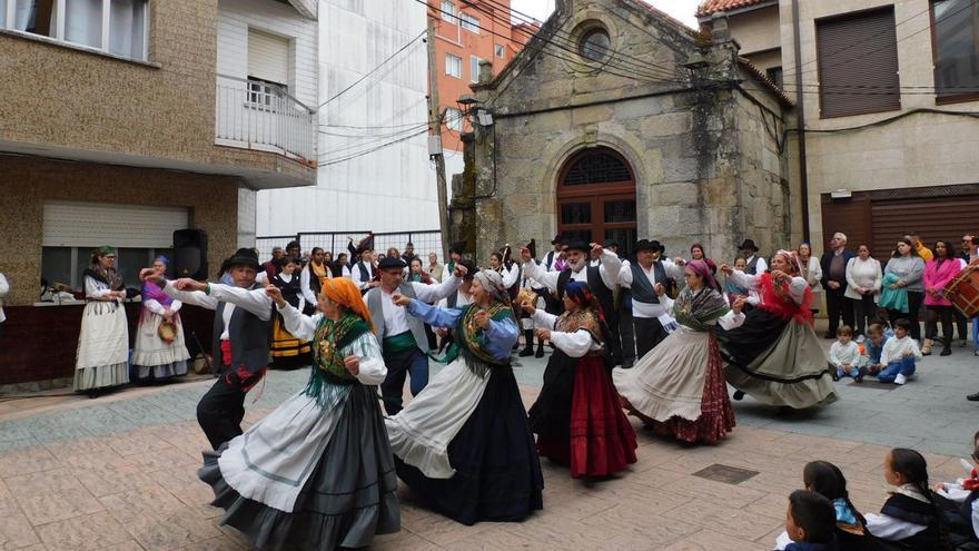 Tres horas de música, folclore y tradición en la capilla de San Antón de O Grove