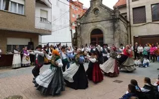 Tres horas de música, folclore y tradición en la capilla de San Antón de O Grove