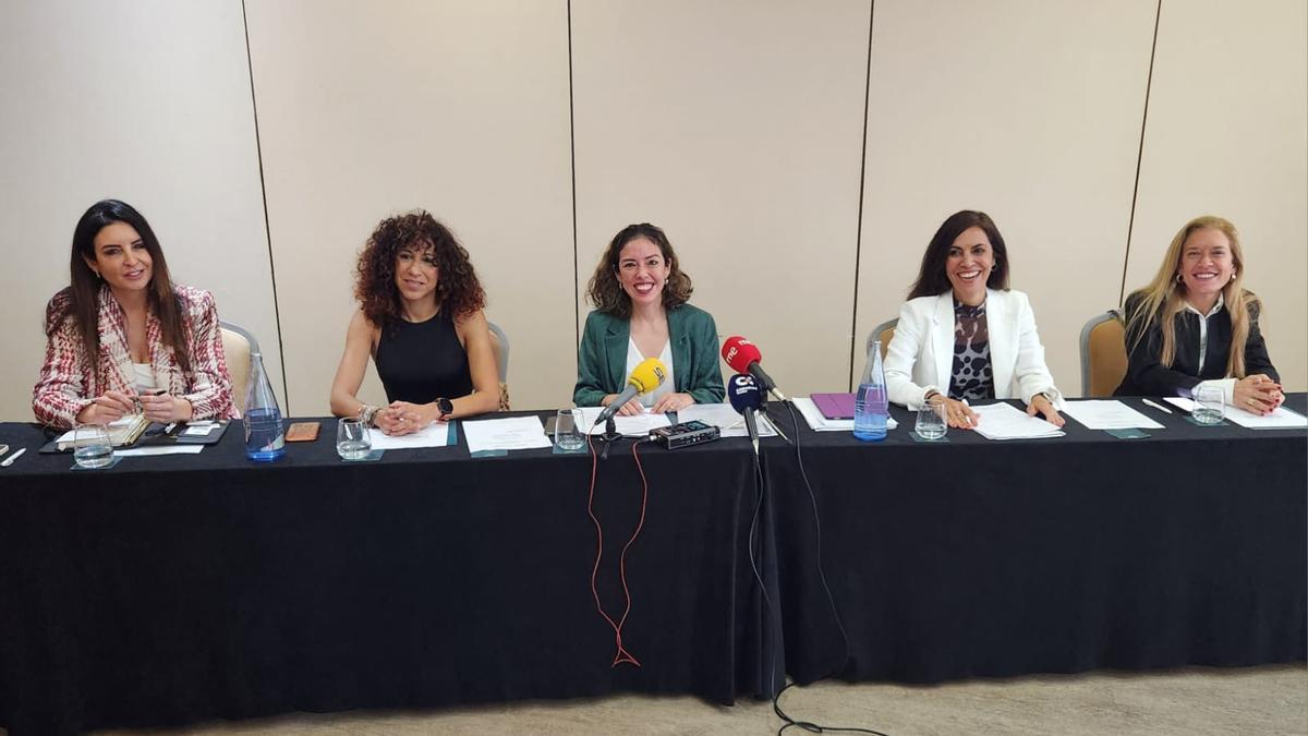 Silvia Casas de Lunbeck. Natacha Sujanani, médica especialista en psiquiatría; Isabel Aguilar, presidenta de la Fundación Juana Reyes; Natalia González Brito, coordinadora de Salud Mental del Gobierno de Canarias y Vanesa Martín -Fernández Martín vicepresidenta del Colegio de Dentistas.