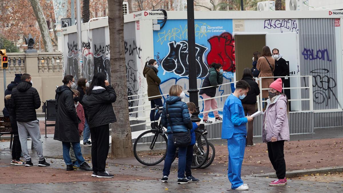 Varias personas esperan para realizarse una PCR en el Cap Casc Antic de Barcelona.