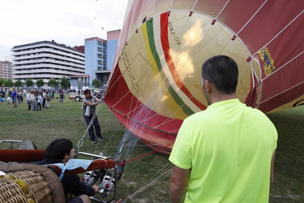 Salida de la regata de globos aerostáticos desde el "solarón", en Gijón.