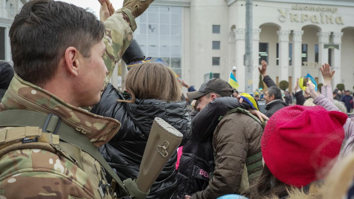 Soldados ucranianos son recibidos en Jersón tras la marcha de las tropas rusas.