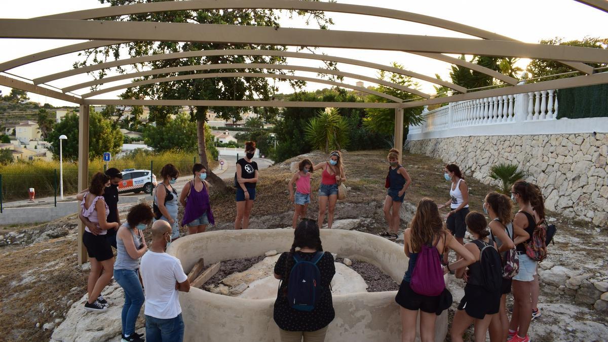 La localidad de la Marina está enclavada entre el Puig Llorença al sur y el Montgó al norte.