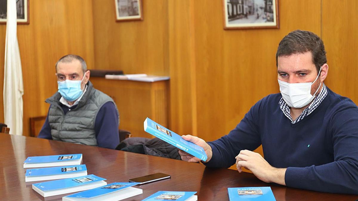 Juan Andrés Fernández Castro y José López Campos, ayer, con el volumen 23 de “Miscelánea”.