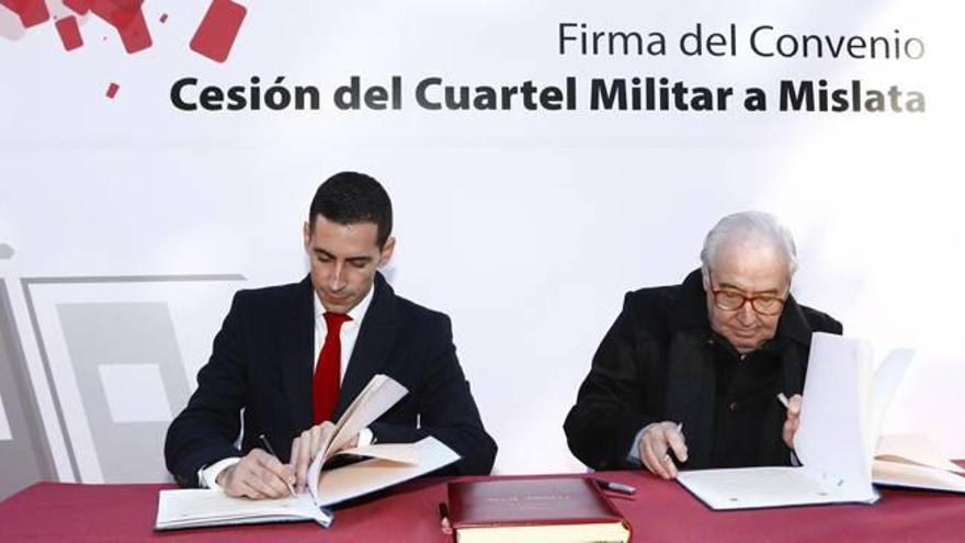 Numeroso público acudió al acto de cesión del cuartel general de Mislata.